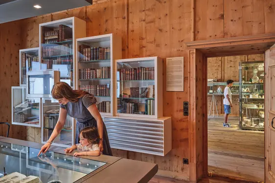 Biblioteca, Museo della Farmacia Bressanone. Foto Günther Wett