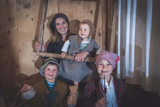 VUSEUM - Il Museo della Val Venosta: travestiti da Korrner, abitanti girovaghi della Val Venosta che un tempo si spostavano su carri. Foto Jonas Marseiler