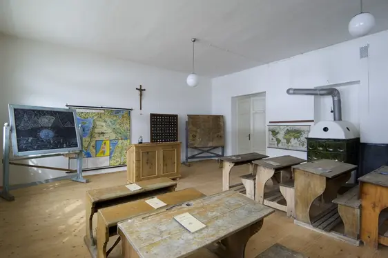Museo della Scuola di Tagusa, interno. Foto Ludwig Thalheimer