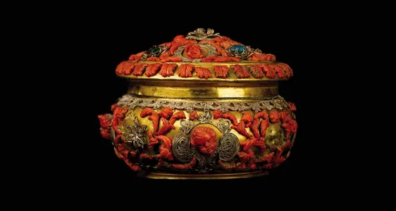 Loretoschatz, Messgarnitur aus vergoldetem Kupfer mit Ornamenten in Silberfiligran, Koralle und Glasmasse, Neapolitanische Werkstätte, letztes Viertel 17. Jh. Foto Stadtmuseum Klausen