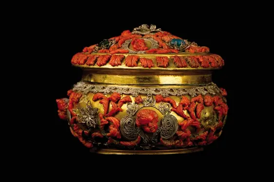 Loretoschatz, Messgarnitur aus vergoldetem Kupfer mit Ornamenten in Silberfiligran, Koralle und Glasmasse, Neapolitanische Werkstätte, letztes Viertel 17. Jh. Foto Stadtmuseum Klausen