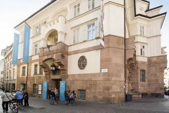 Südtiroler Archäologiemuseum, Fassade. Foto dpi.com