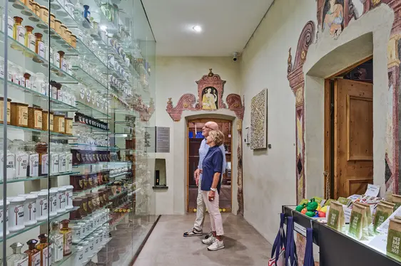 Scaffale espositivo con contenitori farmaceutici, Museo della Farmacia Bressanone. Foto Günther Wett