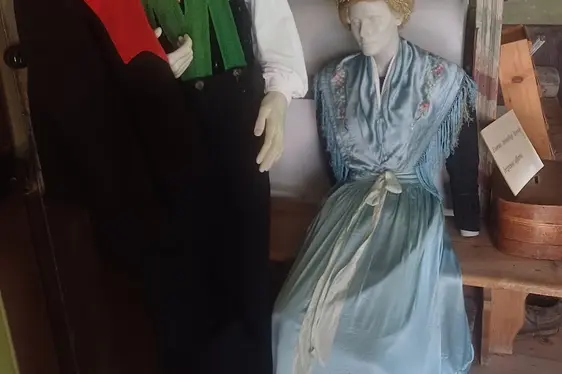 Bauernmuseum Völlan, Trachtenpaar. Foto Bauernmuseum Völlan