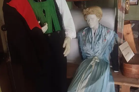 Bauernmuseum Völlan, Trachtenpaar. Foto Bauernmuseum Völlan