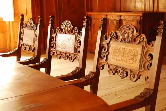 Castel Scena, mobili rinascimentali nella Sala dei cavalieri. Foto Franz Spiegelfeld