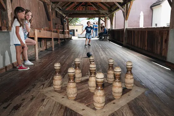Pista di birilli. Foto Hermann M. Gasser