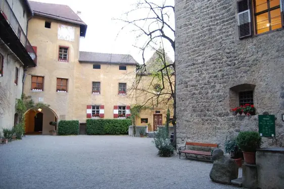 Castel Scena, la corte del castello. Foto Franz Spiegelfeld