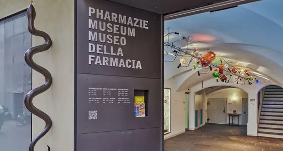 Entrata al Museo realizzata dall’artista Manfred A. Mayr, Museo della Farmacia Bressanone. Foto Günther Wett