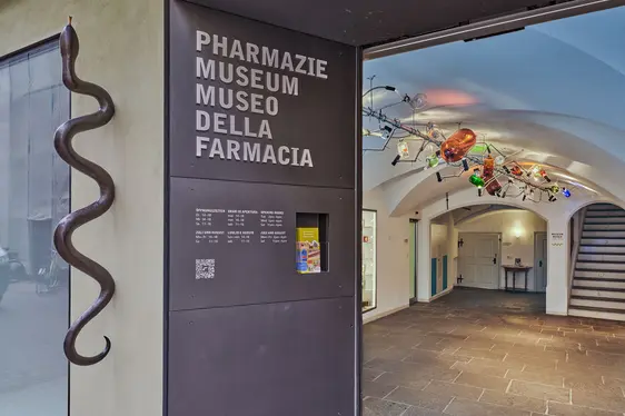 Entrata al Museo realizzata dall’artista Manfred A. Mayr, Museo della Farmacia Bressanone. Foto Günther Wett