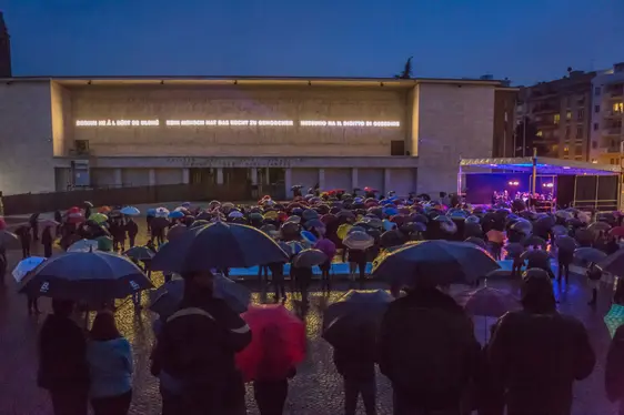 Bassorilievo monumentale in piazza del Tribunale a Bolzano. Foto ASP-Oskar Verant