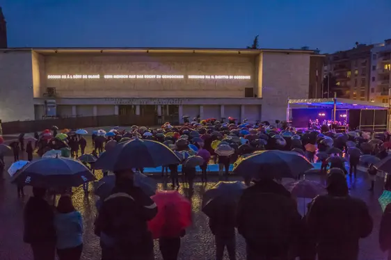 Bassorilievo monumentale in piazza del Tribunale a Bolzano. Foto ASP-Oskar Verant