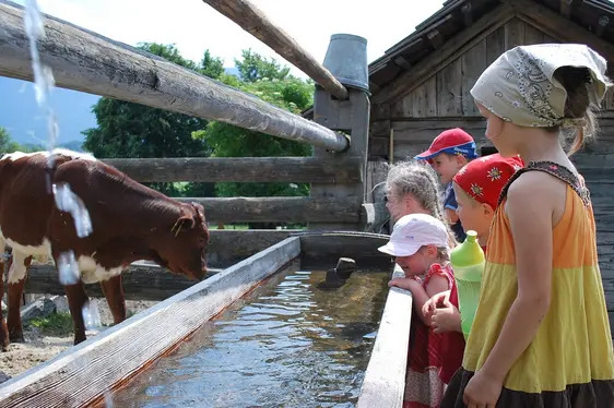 Museo provinciale usi e costumi, bambini nell'areale all'aperto. Foto Museo provinciale usi e costumi