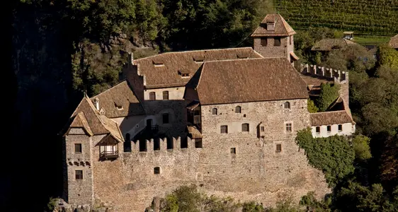 Castel Roncolo, ripresa aerea. Foto Fondazione Castelli Bolzano