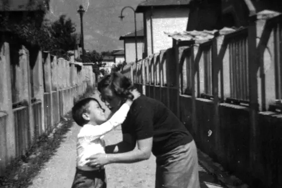 Semirurali-Viertel. Mutter und Kind. Foto Magosso