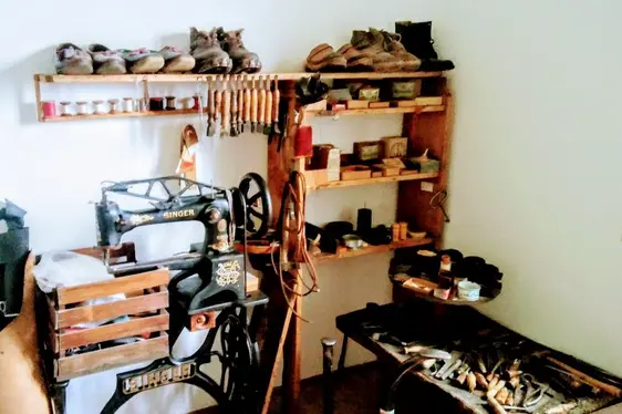 Museo della Scuola di Tagusa, la bottega del calzolaio. Foto Associazione Pro Museo Castelrotto