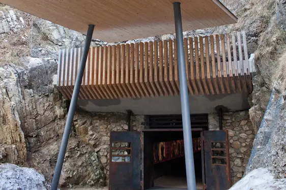 Der Eingang zum Bunker Foto Simon Abler