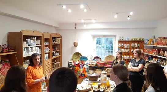 Frau Loredana mit Schüler:innen der 2. Klasse im Weltladen Lana. Foto: FS Tisens Frau Loredana mit Schüler:innen der 2. Klasse im Weltladen Lana. Foto: FS Tisens