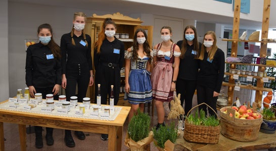 Schülerinnen der 4. Klasse bei den Schulführungen 2021 vor ihrem Hofladen. Foto: FS Tisens Schülerinnen der 4. Klasse bei den Schulführungen 2021 vor ihrem Hofladen. Foto: FS Tisens