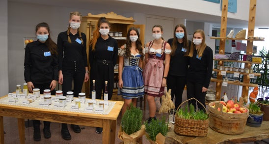 Schülerinnen der 4. Klasse bei den Schulführungen 2021 vor ihrem Hofladen. Foto: FS Tisens Schülerinnen der 4. Klasse bei den Schulführungen 2021 vor ihrem Hofladen. Foto: FS Tisens