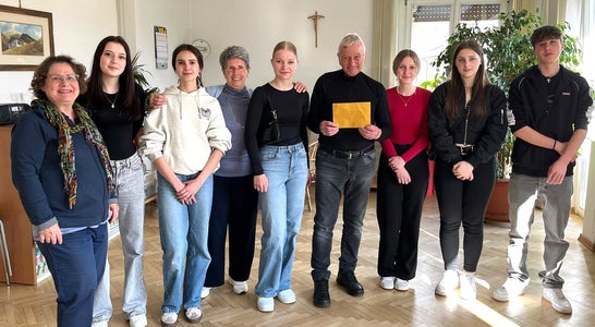 2. Kl. Spendenübergabe Krebshilfe. Foto: 2. Klasse, FS Tisens 2. Kl. Spendenübergabe Krebshilfe. Foto: 2. Klasse, FS Tisens