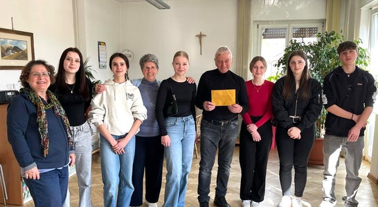 2. Kl. Spendenübergabe Krebshilfe. Foto: 2. Klasse, FS Tisens 2. Kl. Spendenübergabe Krebshilfe. Foto: 2. Klasse, FS Tisens