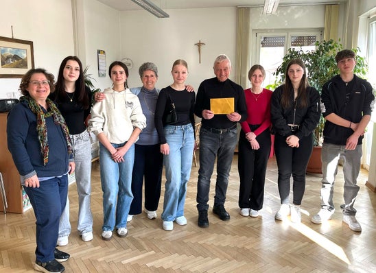 2. Kl. Spendenübergabe Krebshilfe. Foto: 2. Klasse, FS Tisens 2. Kl. Spendenübergabe Krebshilfe. Foto: 2. Klasse, FS Tisens