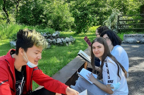 Lesen im Freien: Luigi, Bojana, Daniela, 2. Klasse. Foto: FS Tisens Lesen im Freien: Luigi, Bojana, Daniela, 2. Klasse. Foto: FS Tisens