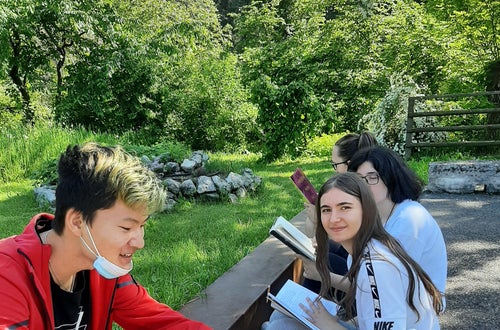Lesen im Freien: Luigi, Bojana, Daniela, 2. Klasse. Foto: FS Tisens Lesen im Freien: Luigi, Bojana, Daniela, 2. Klasse. Foto: FS Tisens
