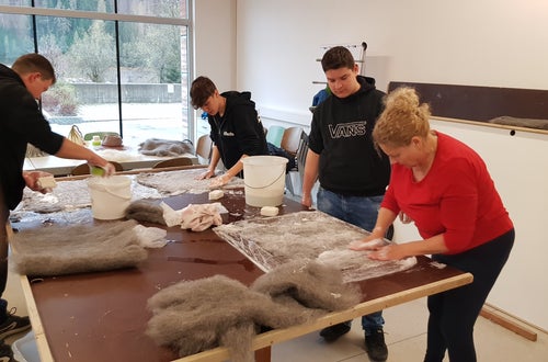 Workshop Filzen an der Winterschule Ulten. Fotos: FS Tisens Workshop Filzen an der Winterschule Ulten. Fotos: FS Tisens