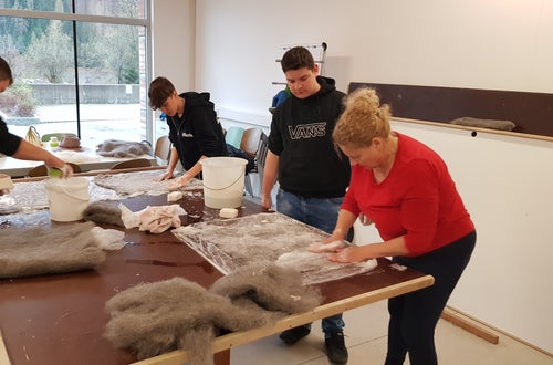 Workshop Filzen an der Winterschule Ulten. Fotos: FS Tisens Workshop Filzen an der Winterschule Ulten. Fotos: FS Tisens