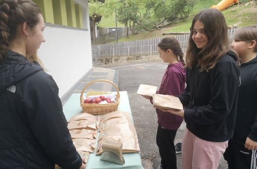 Gesunde Jause für Mittelschüler:innen St. Pankraz. Foto: FS Tisens Gesunde Jause für Mittelschüler:innen St. Pankraz. Foto: FS Tisens