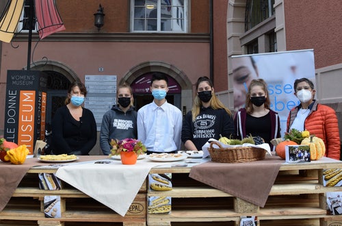 2021-10-01 Straßenküche Meran Foto: FS Tisens v. l. n. r. Renate Kofler - Kochlehrerin FS Tisens, Fachschüler:innen Samira Zöschg, Annalena Engl, Viktoria Haller, Luigi Li und Klassenlehrerin Christine Gutgsell 2021-10-01 Straßenküche Meran Foto: FS Tisens v. l. n. r. Renate Kofler - Kochlehrerin FS Tisens, Fachschüler:innen Samira Zöschg, Annalena Engl, Viktoria Haller, Luigi Li und Klassenlehrerin Christine Gutgsell