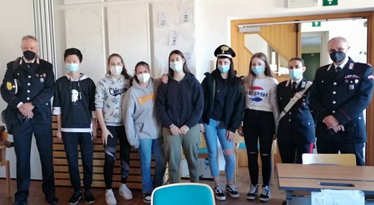 Carabinieri Tisens mit Schüler:innen der 2. Klasse. Foto: FS Tisens Carabinieri Tisens mit Schüler:innen der 2. Klasse. Foto: FS Tisens