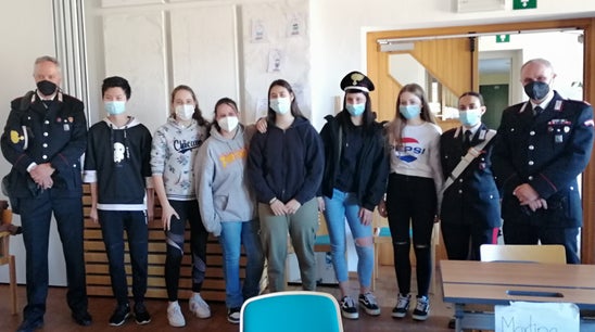 Carabinieri Tisens mit Schüler:innen der 2. Klasse. Foto: FS Tisens Carabinieri Tisens mit Schüler:innen der 2. Klasse. Foto: FS Tisens