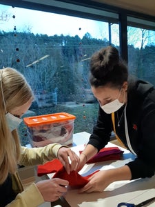 Upcyclen Arm- Beinwärmer nähen, Martina Schwienbacher Selina Pöder. Foto: FS Tisens Upcyclen Arm- Beinwärmer nähen, Martina Schwienbacher Selina Pöder. Foto: FS Tisens