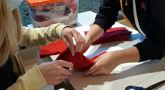 Upcyclen Arm- Beinwärmer nähen, Martina Schwienbacher Selina Pöder. Foto: FS Tisens Upcyclen Arm- Beinwärmer nähen, Martina Schwienbacher Selina Pöder. Foto: FS Tisens