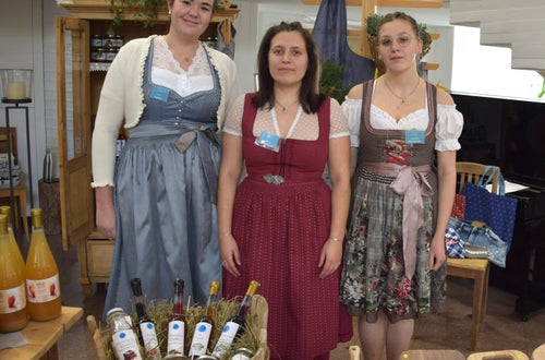 Foto Fachschule Tisens: Hofladen 2025 – vielfältig und gut! v. l. n. r. Leni Pfitscher, Alina Unterthurner und Stefanie Rottensteiner (4. Kl.) Foto Fachschule Tisens: Hofladen 2025 – vielfältig und gut! v. l. n. r. Leni Pfitscher, Alina Unterthurner und Stefanie Rottensteiner (4. Kl.)