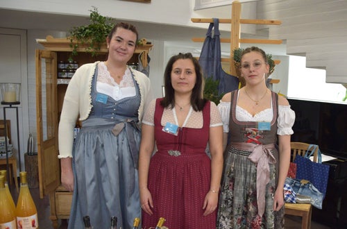 Foto Fachschule Tisens: Hofladen 2025 – vielfältig und gut! v. l. n. r. Leni Pfitscher, Alina Unterthurner und Stefanie Rottensteiner (4. Kl.) Foto Fachschule Tisens: Hofladen 2025 – vielfältig und gut! v. l. n. r. Leni Pfitscher, Alina Unterthurner und Stefanie Rottensteiner (4. Kl.)