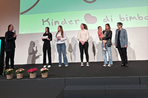 Vorstellung der Sonderedition „Mountain-Rigel mit Herz“ bei der Vollversammlung von Verein Kinderherz im Hotel Sheraton in Bozen am Samstag, 11.04.2026 v. l. n. r. Ulrich Seitz, Präsident – Verein Kinderherz, Lena Pichler, Obfrau der Schülergenossenschaft, Francesca Maria Gentile, Mitglied des Verwaltungsrates, Marion Unterholzner, Koordinatorin der Müsli-Produktion, Melanie Resch mit Tochter, eine Promotorin des Mountain Müslis / Verein Kinderherz – Mitglied und Christine Gutgsell, Koordinatorin der Schülergenossenschaft Foto: FS Tisens
Vorstellung der Sonderedition „Mountain-Rigel mit Herz“ bei der Vollversammlung von Verein Kinderherz im Hotel Sheraton in Bozen am Samstag, 11.04.2026 v. l. n. r. Ulrich Seitz, Präsident – Verein Kinderherz, Lena Pichler, Obfrau der Schülergenossenschaft, Francesca Maria Gentile, Mitglied des Verwaltungsrates, Marion Unterholzner, Koordinatorin der Müsli-Produktion, Melanie Resch mit Tochter, eine Promotorin des Mountain Müslis / Verein Kinderherz – Mitglied und Christine Gutgsell, Koordinatorin der Schülergenossenschaft Foto: FS Tisens