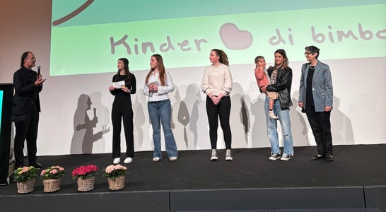 Vorstellung der Sonderedition „Mountain-Rigel mit Herz“ bei der Vollversammlung von Verein Kinderherz im Hotel Sheraton in Bozen am Samstag, 11.04.2026 v. l. n. r. Ulrich Seitz, Präsident – Verein Kinderherz, Lena Pichler, Obfrau der Schülergenossenschaft, Francesca Maria Gentile, Mitglied des Verwaltungsrates, Marion Unterholzner, Koordinatorin der Müsli-Produktion, Melanie Resch mit Tochter, eine Promotorin des Mountain Müslis / Verein Kinderherz – Mitglied und Christine Gutgsell, Koordinatorin der Schülergenossenschaft Foto: FS Tisens
Vorstellung der Sonderedition „Mountain-Rigel mit Herz“ bei der Vollversammlung von Verein Kinderherz im Hotel Sheraton in Bozen am Samstag, 11.04.2026 v. l. n. r. Ulrich Seitz, Präsident – Verein Kinderherz, Lena Pichler, Obfrau der Schülergenossenschaft, Francesca Maria Gentile, Mitglied des Verwaltungsrates, Marion Unterholzner, Koordinatorin der Müsli-Produktion, Melanie Resch mit Tochter, eine Promotorin des Mountain Müslis / Verein Kinderherz – Mitglied und Christine Gutgsell, Koordinatorin der Schülergenossenschaft Foto: FS Tisens