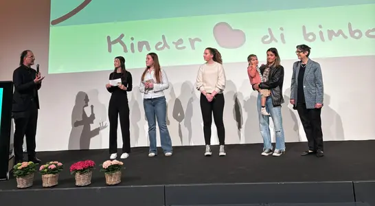 Vorstellung der Sonderedition „Mountain-Rigel mit Herz“ bei der Vollversammlung von Verein Kinderherz im Hotel Sheraton in Bozen am Samstag, 11.04.2026 v. l. n. r. Ulrich Seitz, Präsident – Verein Kinderherz, Lena Pichler, Obfrau der Schülergenossenschaft, Francesca Maria Gentile, Mitglied des Verwaltungsrates, Marion Unterholzner, Koordinatorin der Müsli-Produktion, Melanie Resch mit Tochter, eine Promotorin des Mountain Müslis / Verein Kinderherz – Mitglied und Christine Gutgsell, Koordinatorin der Schülergenossenschaft Foto: FS Tisens
Vorstellung der Sonderedition „Mountain-Rigel mit Herz“ bei der Vollversammlung von Verein Kinderherz im Hotel Sheraton in Bozen am Samstag, 11.04.2026 v. l. n. r. Ulrich Seitz, Präsident – Verein Kinderherz, Lena Pichler, Obfrau der Schülergenossenschaft, Francesca Maria Gentile, Mitglied des Verwaltungsrates, Marion Unterholzner, Koordinatorin der Müsli-Produktion, Melanie Resch mit Tochter, eine Promotorin des Mountain Müslis / Verein Kinderherz – Mitglied und Christine Gutgsell, Koordinatorin der Schülergenossenschaft Foto: FS Tisens