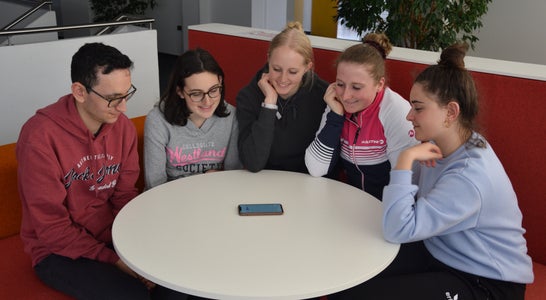 Schülerinnen der 4.Kl. horchen sich den Beitrag im RAI Radio zum Frühjahrsputz an. Foto: Auer Paul Schülerinnen der 4.Kl. horchen sich den Beitrag im RAI Radio zum Frühjahrsputz an. Foto: Auer Paul