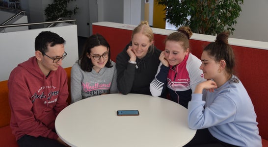 Schülerinnen der 4.Kl. horchen sich den Beitrag im RAI Radio zum Frühjahrsputz an. Foto: Auer Paul Schülerinnen der 4.Kl. horchen sich den Beitrag im RAI Radio zum Frühjahrsputz an. Foto: Auer Paul