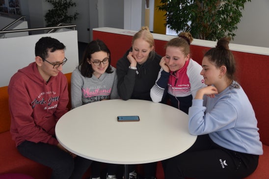 Schülerinnen der 4.Kl. horchen sich den Beitrag im RAI Radio zum Frühjahrsputz an. Foto: Auer Paul Schülerinnen der 4.Kl. horchen sich den Beitrag im RAI Radio zum Frühjahrsputz an. Foto: Auer Paul