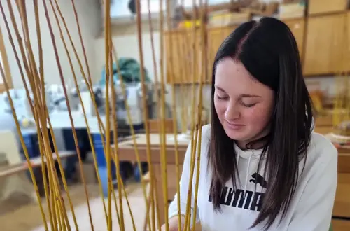 Handgemacht. Körbe flechten in der Winterschule. Foto: FS Tisens Handgemacht. Körbe flechten in der Winterschule. Foto: FS Tisens