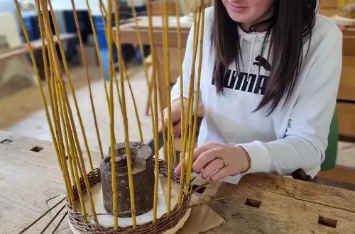 Handgemacht. Körbe flechten in der Winterschule. Foto: FS Tisens Handgemacht. Körbe flechten in der Winterschule. Foto: FS Tisens