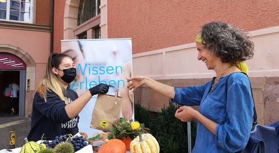 2021-10-01 Straßenküche Meran Foto: FS Tisens v. l. n. r. Fachschülerin Annalena Engl mit Besucherin der Straßenküche 2021-10-01 Straßenküche Meran Foto: FS Tisens v. l. n. r. Fachschülerin Annalena Engl mit Besucherin der Straßenküche