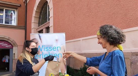 2021-10-01 Straßenküche Meran Foto: FS Tisens v. l. n. r. Fachschülerin Annalena Engl mit Besucherin der Straßenküche 2021-10-01 Straßenküche Meran Foto: FS Tisens v. l. n. r. Fachschülerin Annalena Engl mit Besucherin der Straßenküche