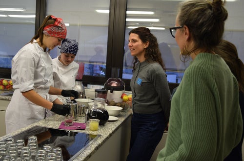 Foto – Fachschule Tisens: Rohnen in Aktion v. l. n. r. Nadia Gufler und Lena Klotz (1. Kl.) mit Fachlehrerin Barbara Lutz und Besuchern Foto – Fachschule Tisens: Rohnen in Aktion v. l. n. r. Nadia Gufler und Lena Klotz (1. Kl.) mit Fachlehrerin Barbara Lutz und Besuchern